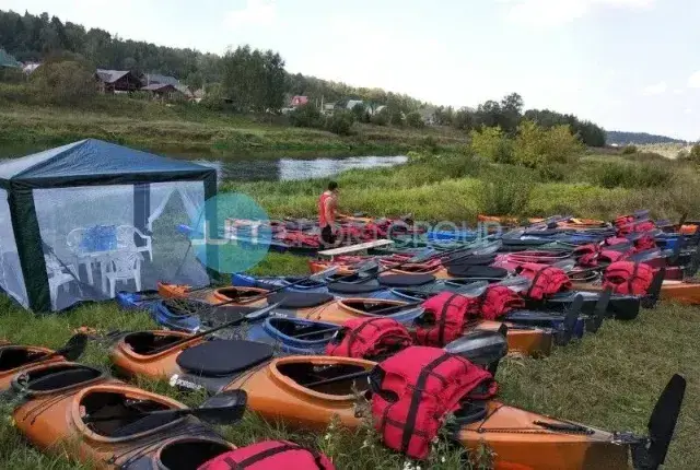 Байдарки у лагеря на берегу