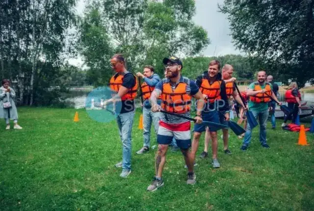 Команда на лужайке у воды
