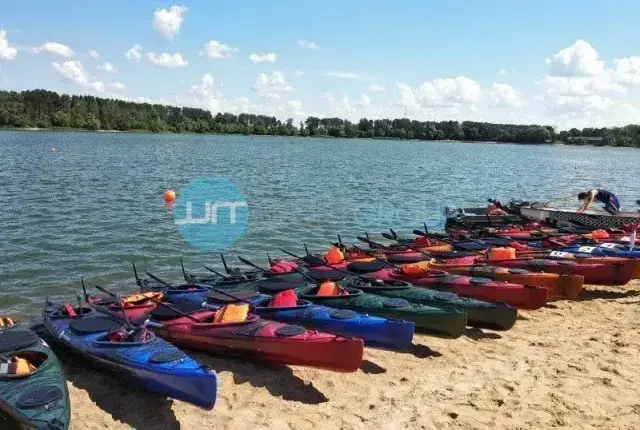 Байдарки на берегу водохранилища