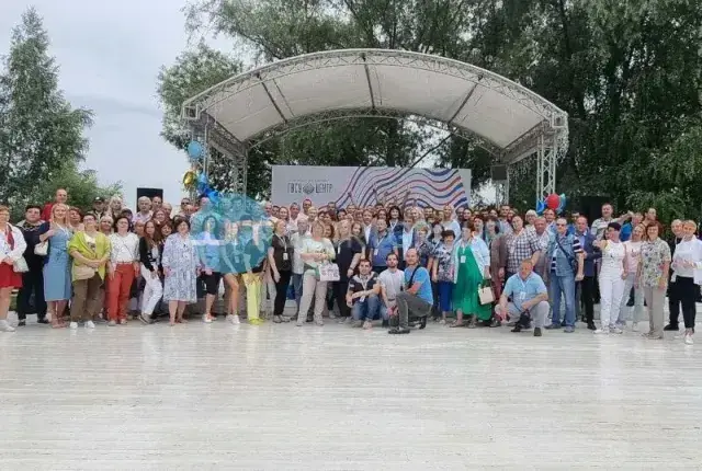 Праздник под открытым небом у сцены