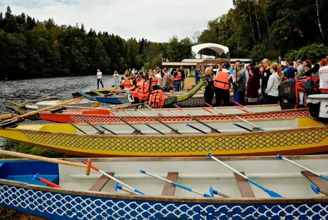Команды на лодках-драконах перед стартом корпоративной гонки
